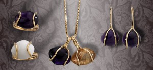 Conjunto joyas de pendientes, colgante y anillo de oro y amatista