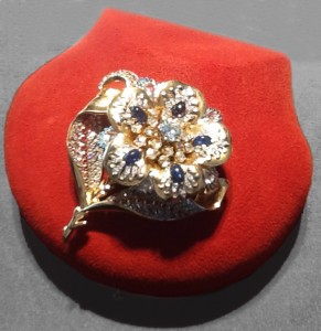 Broche Flor realizado en oro con zafiros, rubíes y diamantes