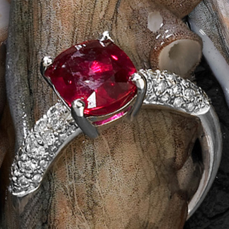 Anillo Rubí: anillo en oro blanco, con rubí y brillantes. Diseño J.Roca