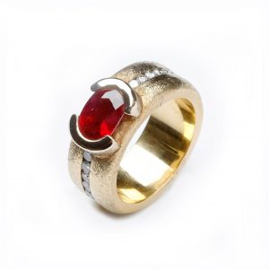 Anillo tonneau con rubi
